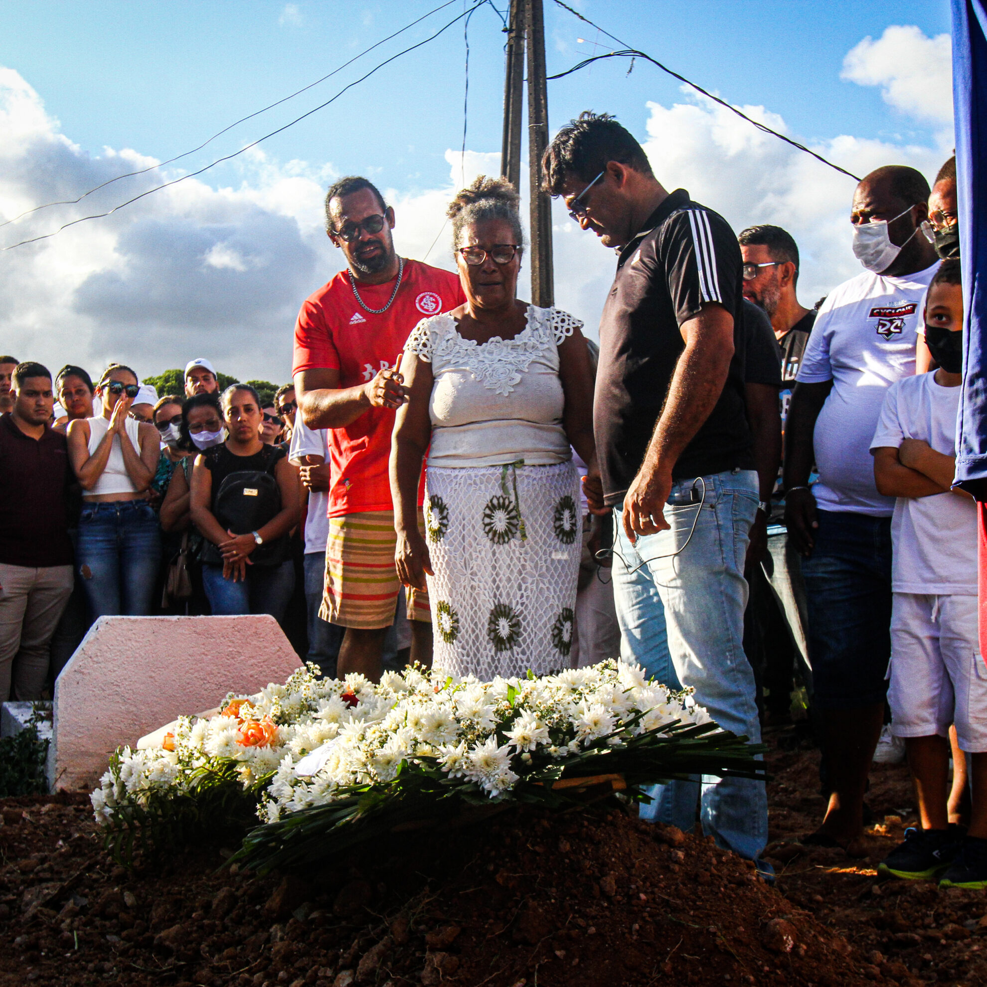 Vítima de bala perdida na Avenida Conde da Boa Vista, Hannah Xavier é enterrada em Olinda