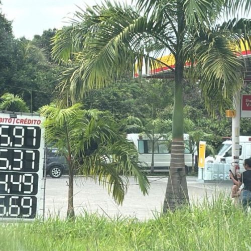 Funcionários da Prefeitura de Camaragibe são flagrados coordenando abastecendo carros para carreata de Diego Cabral