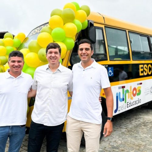 Joãozinho Tenório entrega novo ônibus escolar e reforça educação em São Joaquim do Monte