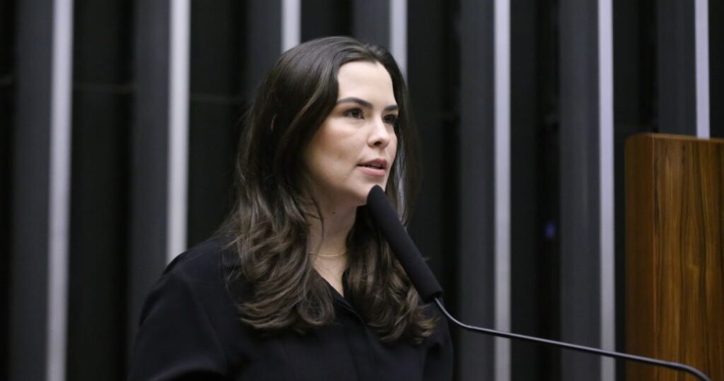 Maria Arraes propõe e Câmara dos Deputados aprova mudança de nome da Sala de Líderes para “Sala Miguel Arraes”