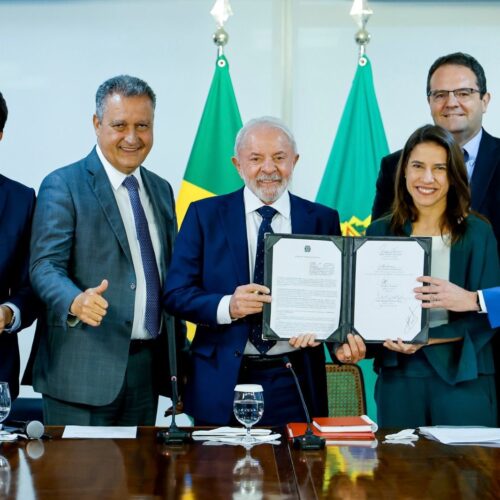 Governadora Raquel Lyra assina acordo com presidente Lula para viabilizar reestruturação do Metrô do Recife
