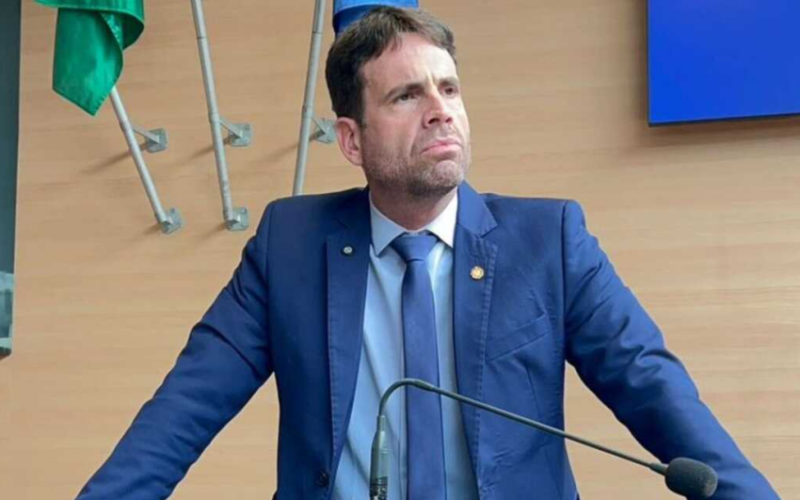 Vereador Eduardo Moura protocola pedido de impeachment contra João Campos por nomeação irregular de procurador