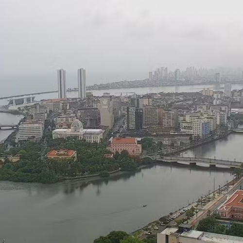Chuvas no Carnaval transformam Recife em rio e ampliam críticas à Prefeitura