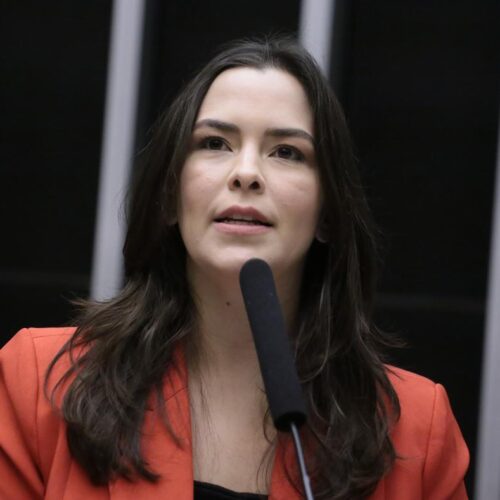 Câmara dos Deputados do Brasil aprova projeto de Maria Arraes que prevê pensão maior quando um dos pais é ausente