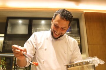 Chef Rafha Diniz prepara Baião de Dois de frutos do mar no Villa D’Águas Ecoparque