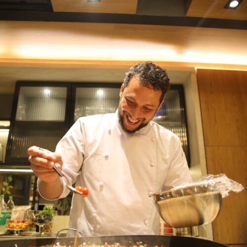 Chef Rafha Diniz prepara Baião de Dois de frutos do mar no Villa D’Águas Ecoparque