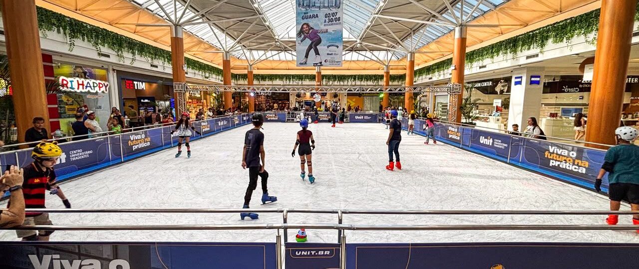 Pista de patinação no gelo volta ao Shopping Guararapes e reforça programação de férias